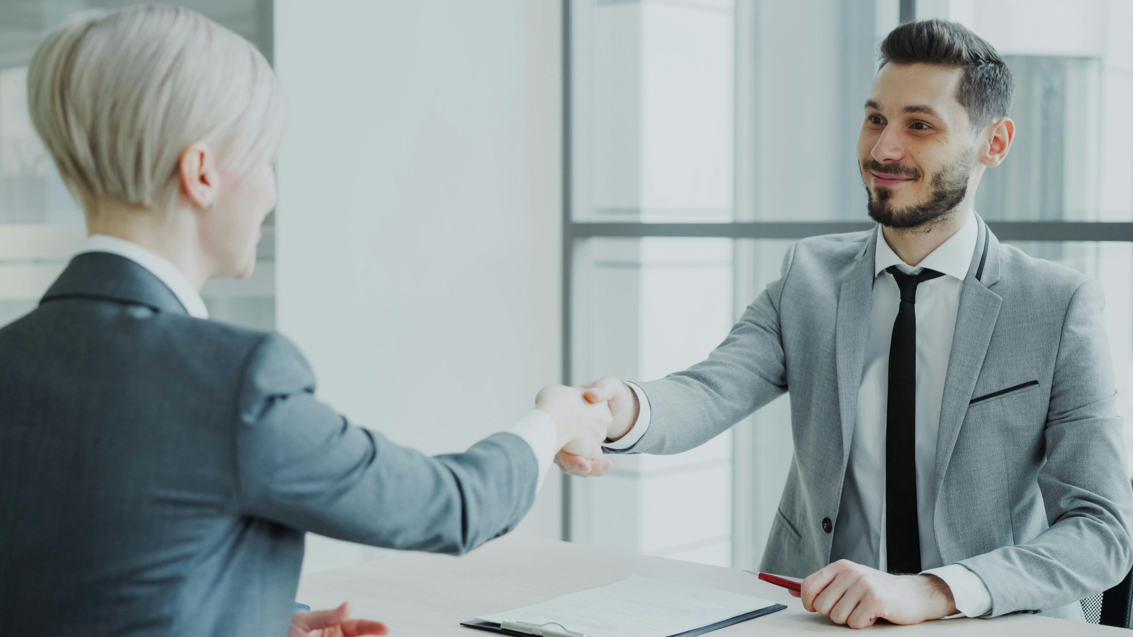 Aperto de mãos em reunião corporativa