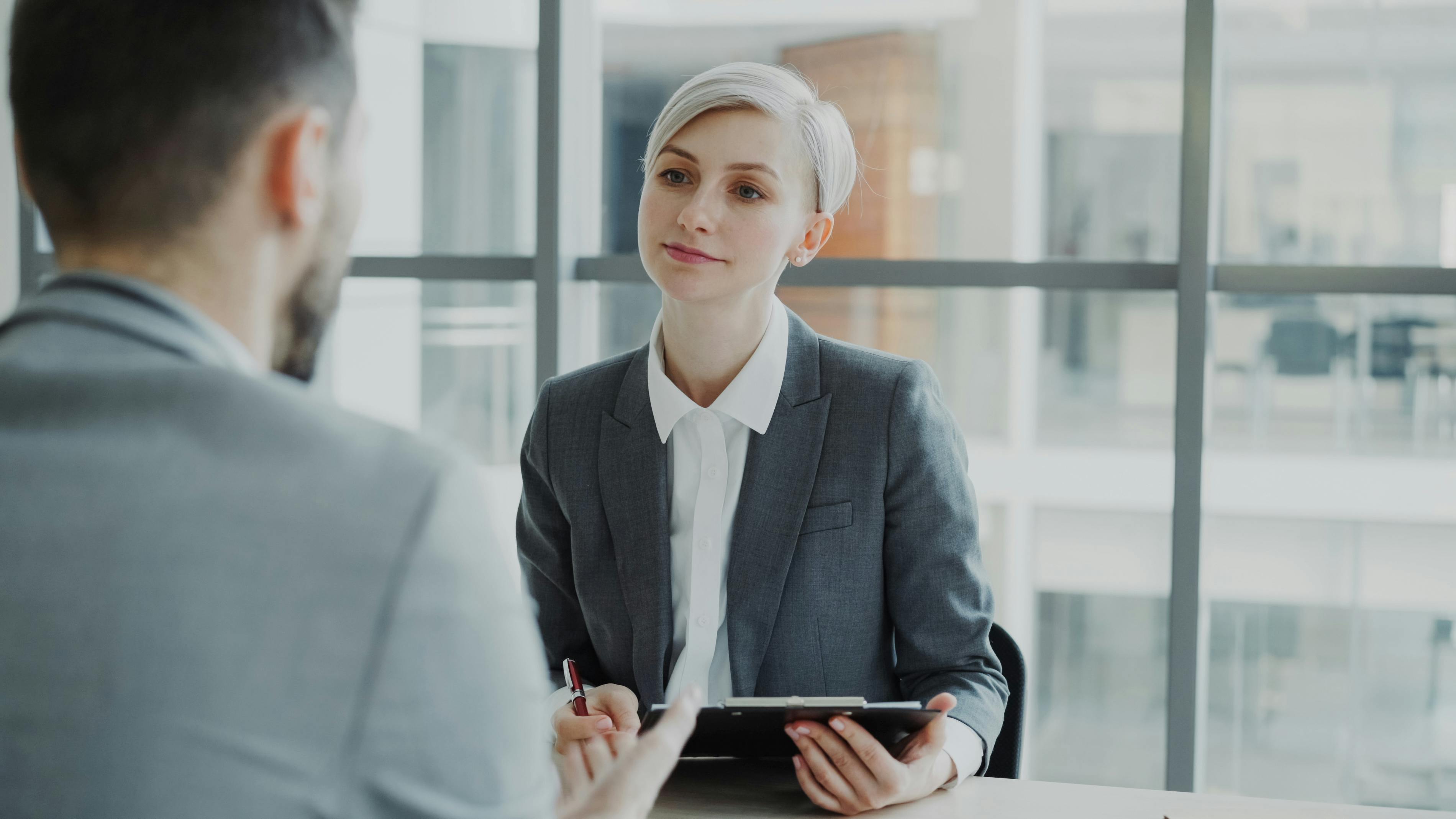 Entrevista corporativa conduzida em uma sala de reunião